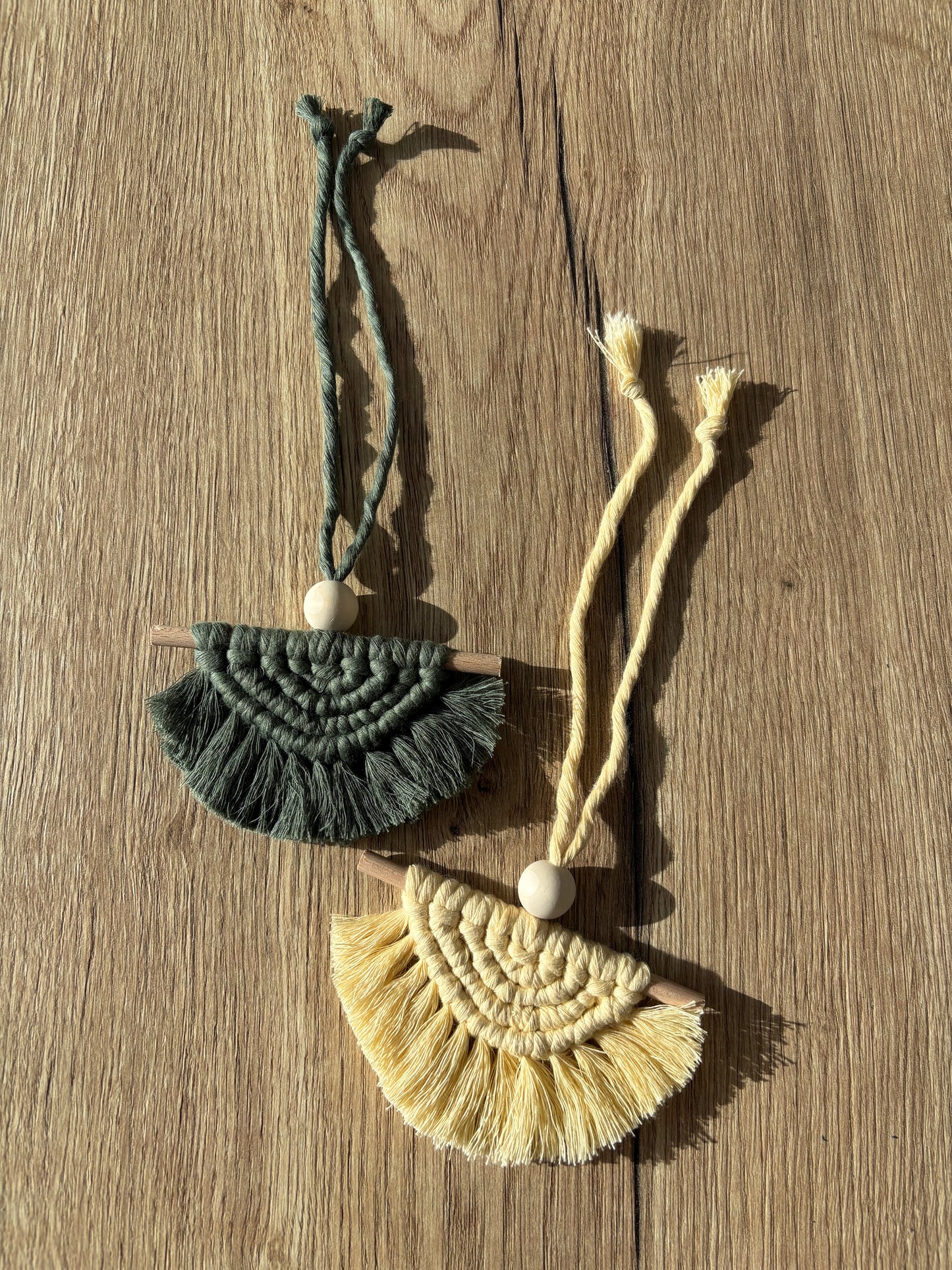 suspension rétroviseur macramé demi-lune vert avec perle en bois fait main