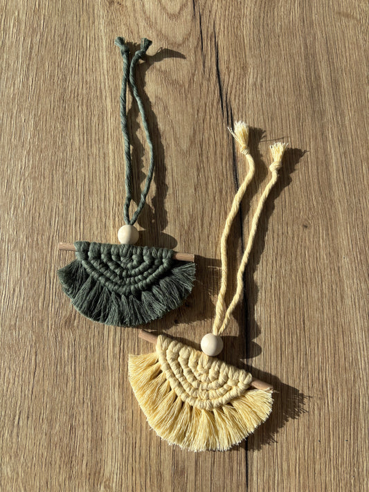 suspension rétroviseur macramé demi-lune vert avec perle en bois fait main