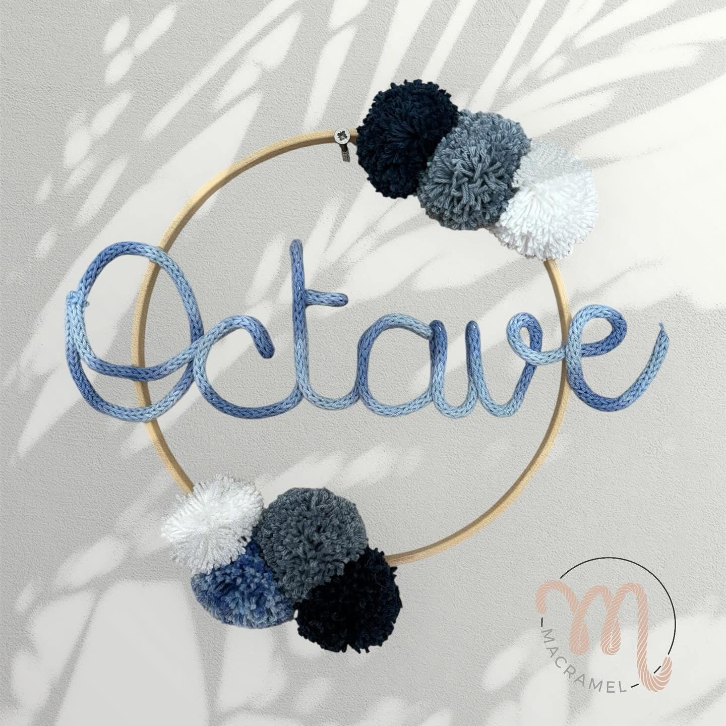 Couronne macramé avec pompons et prénom – décoration murale enfant.