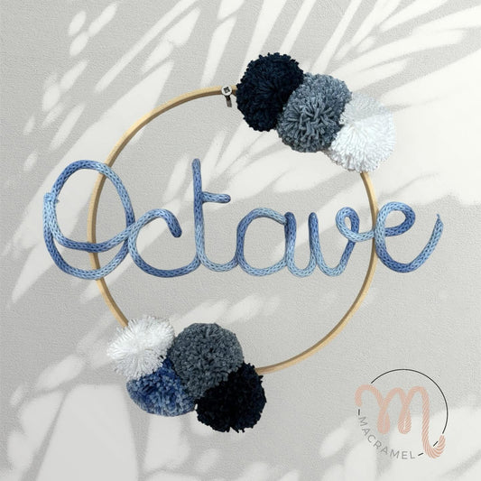 Couronne macramé avec pompons et prénom – décoration murale enfant.